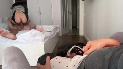 前凸后翘巨乳白虎小娇妻满足单男把自己的鸡巴上锁，亲眼看